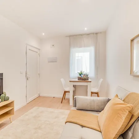 Yellow Charm - Campolide Apartment *