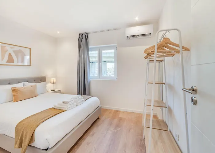 Yellow Charm - Campolide