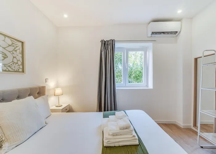 Yellow Charm - Campolide